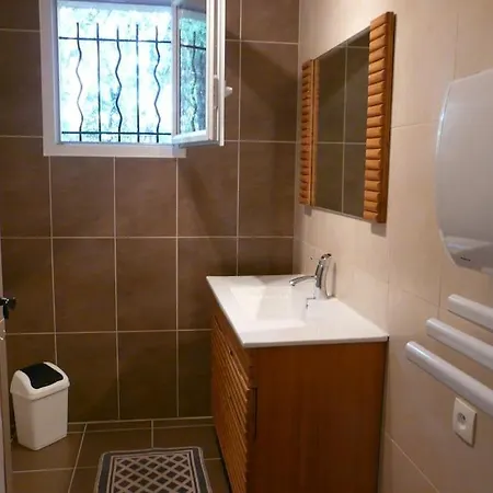 Holiday home Agreable Mas Au Calme Jusqu'a 11 Pers. Pres D'uzes